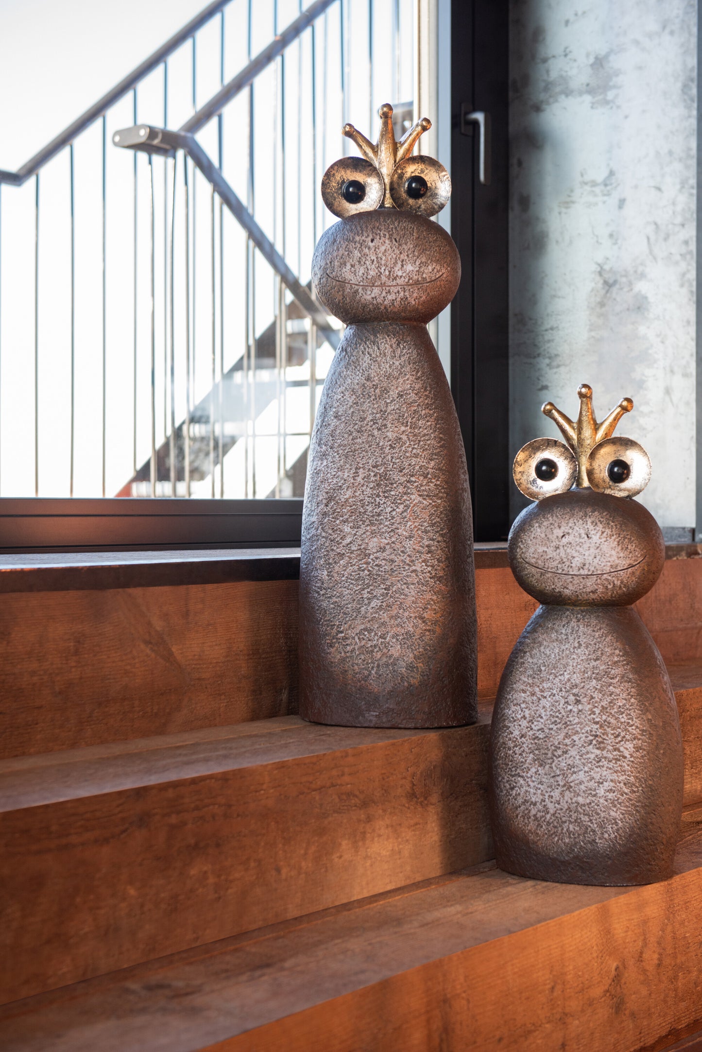 Rana con corona, in magnesio h. 78,5 cm. - J LINE by JOLIPA