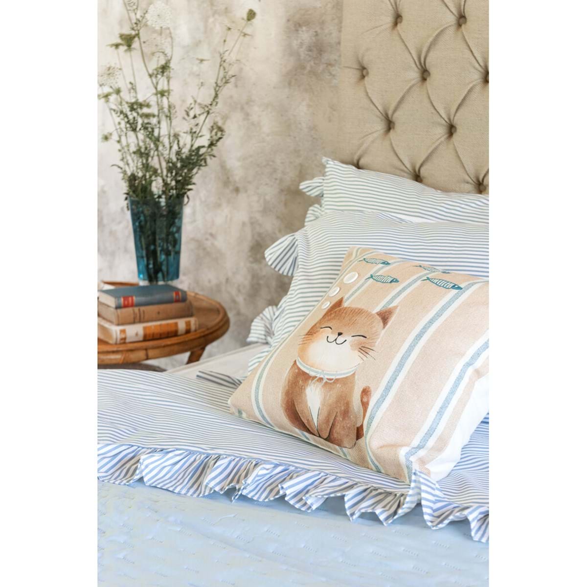 Cuscino Quadrato "Lovely Pets" con Gattino e Pesciolini a Righe Beige e Azzurre in Cotone 45x45 cm Blanc Mariclò