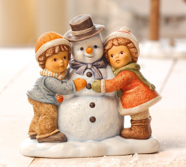 Figurina Facciamo un Pupazzo di Neve Collezione Nina e Marco in Porcellana L. 12,5 H. 13 cm Goebel