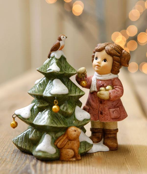 Figurina Il Mio Albero è Addobbato Collezione Nina e Marco in Porcellana L. 9,5 H. 10,5 cm Goebel