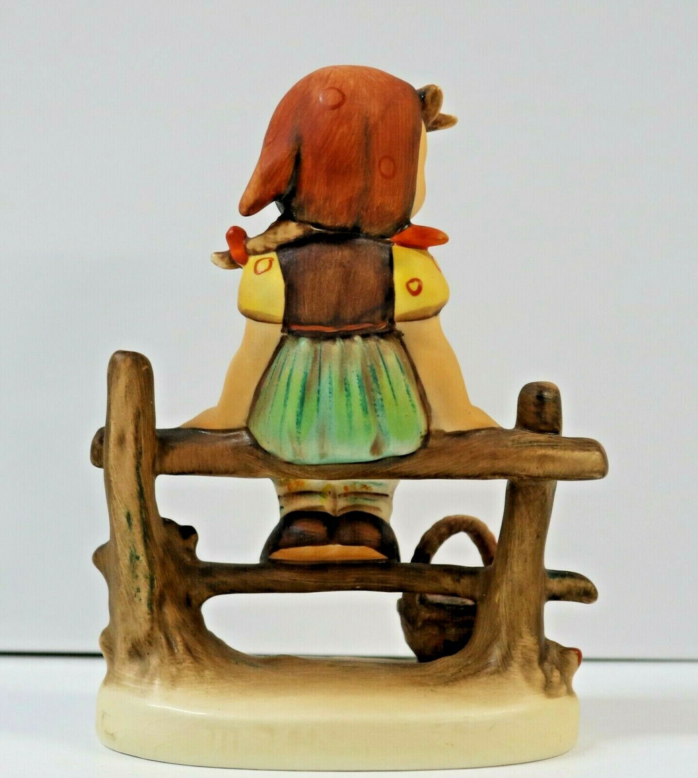 Figurina Just Resting Collezione Hummel in Porcellana H. 10 cm Goebel