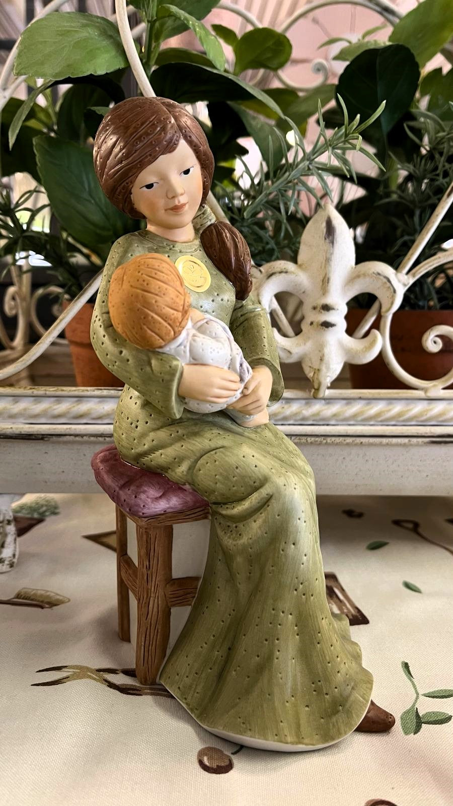Figurina La Mamma Canta una Canzone Collezione Nina e Marco in Porcellana Goebel