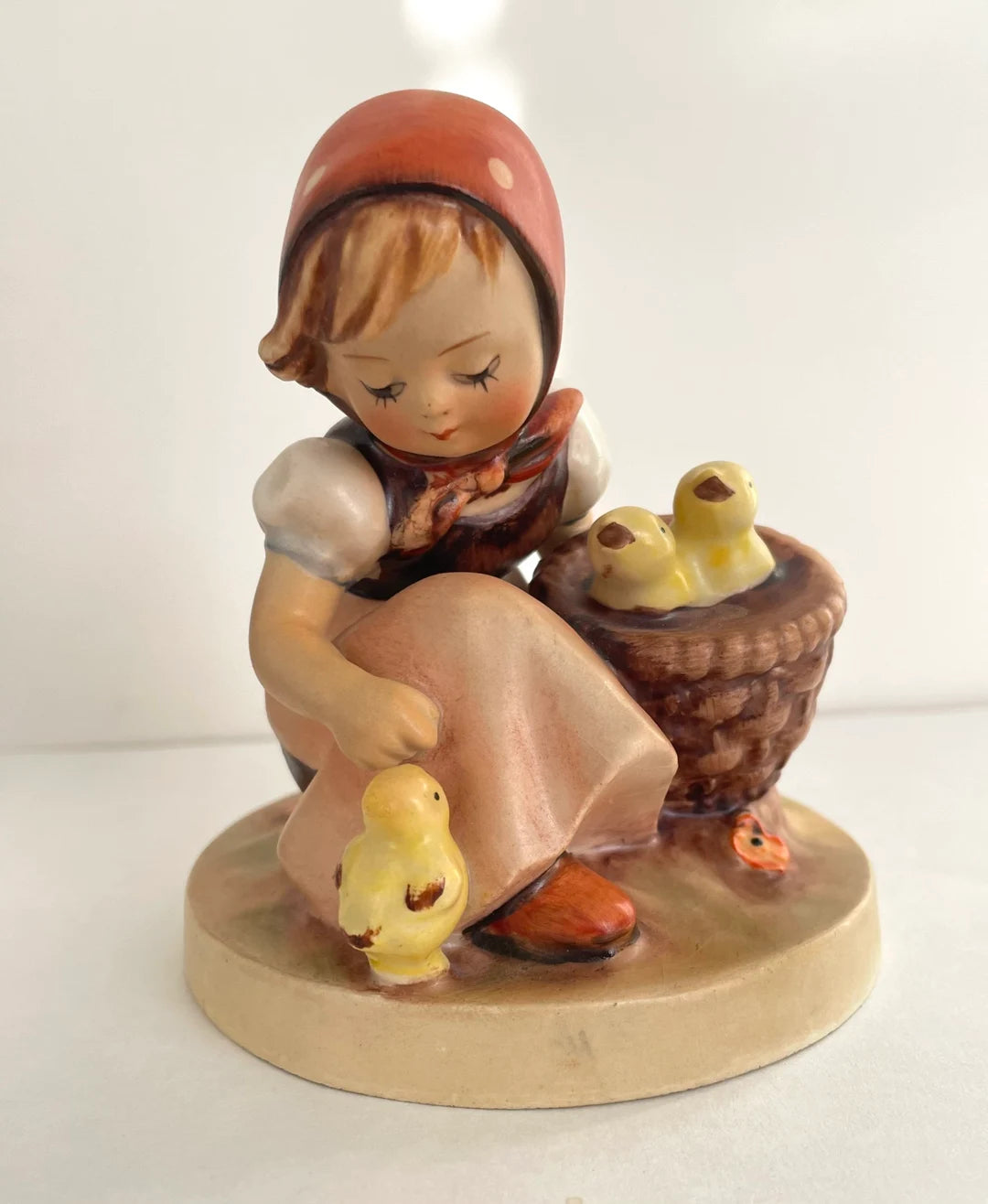 Figurina Chick Girl - Bambina con il Pulcino Collezione Hummel HUM 57/0 in Porcellana H. 9 cm Goebel
