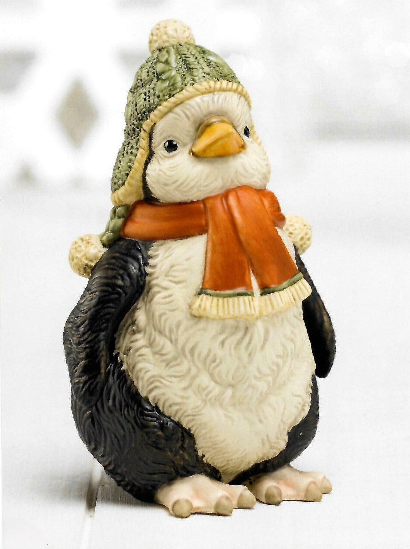 Pinguino Fridolin con Sciarpa e Cappello in Porcellana H. 15,5 cm Goebel