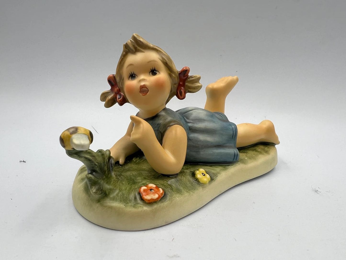Figurina Miss Beehaving Goebel Hummel