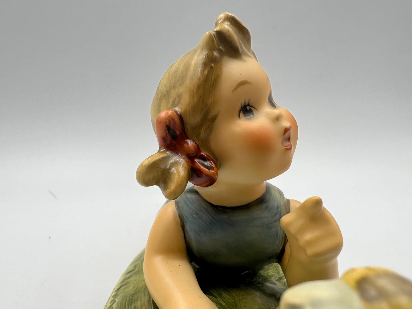 Figurina Miss Beehaving Goebel Hummel