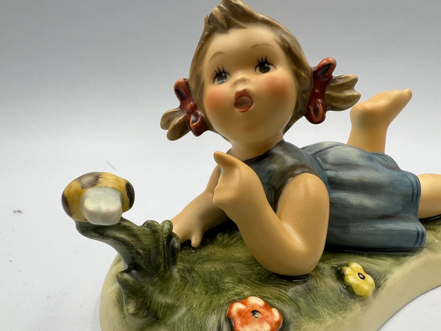 Figurina Miss Beehaving Goebel Hummel